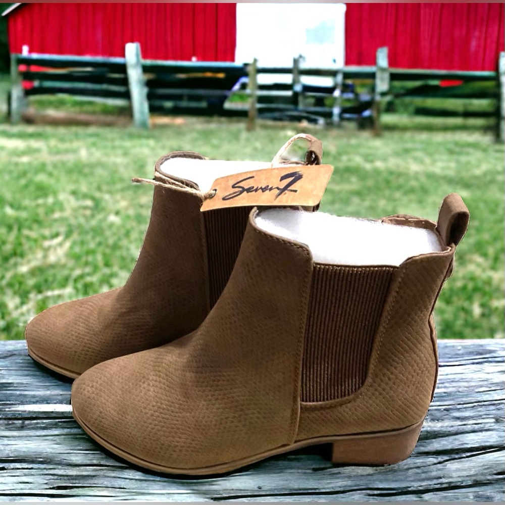 Women Size 9 Seven7 Faux Suede Bootie